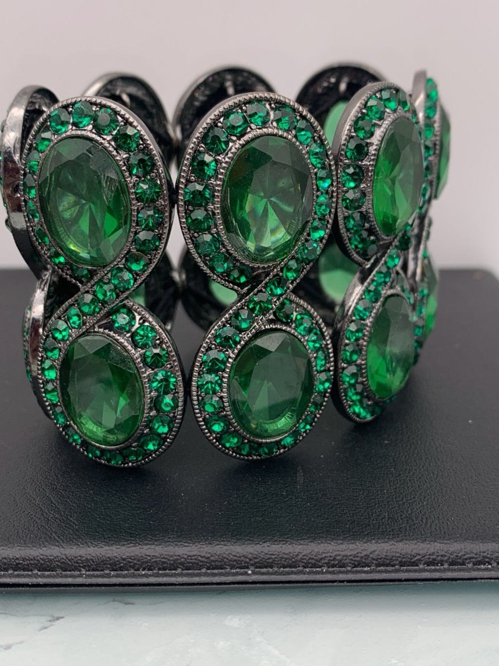 Gorgeous faceted Emerald Green glass Crystal Stretch Bracelet - Women Jewelry